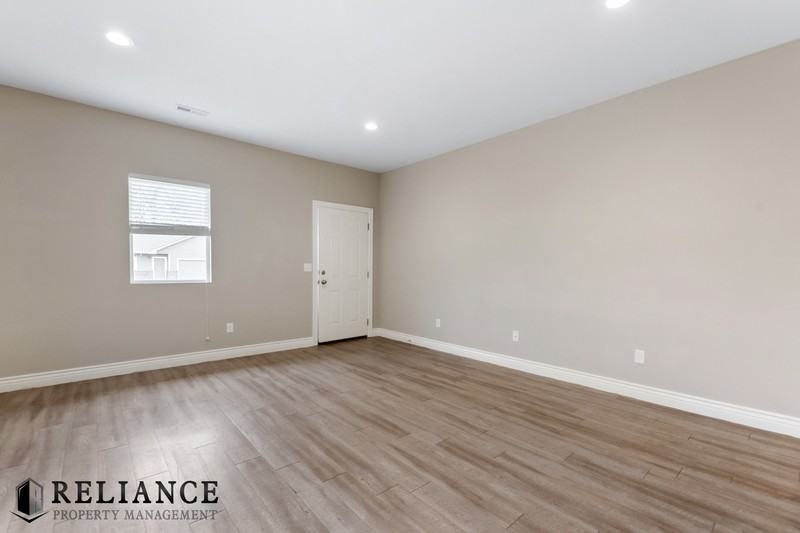 5521 S Victoria St - Photo 6 of 21