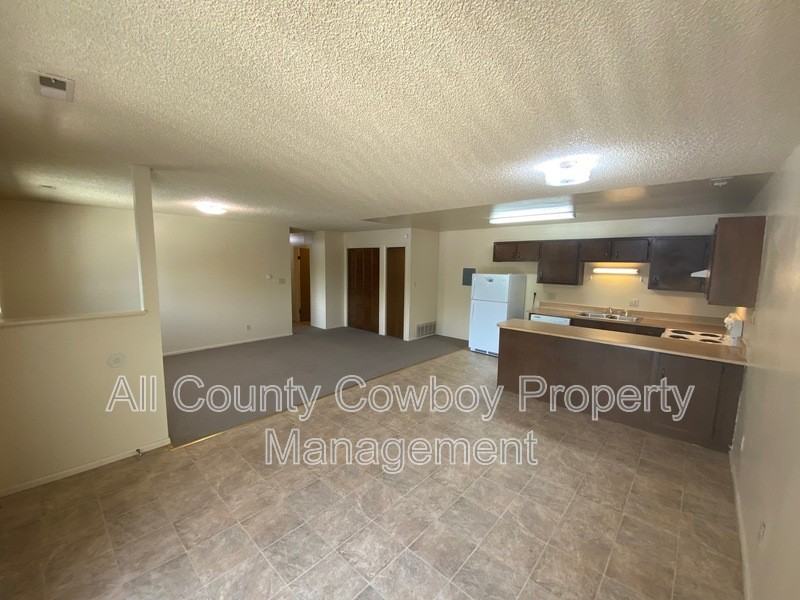 1314 E Gibbon St #E13 - Photo 2 of 10