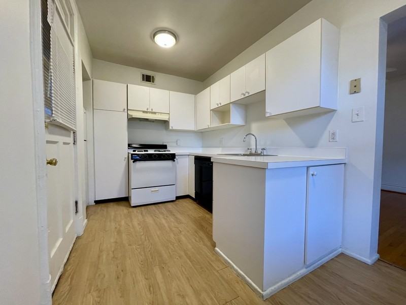 6242 Southwood Avenue - Photo 5 of 15