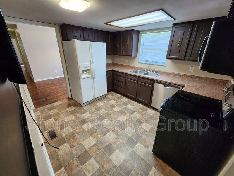 2401 E Harlan Dr - Photo 5 of 15