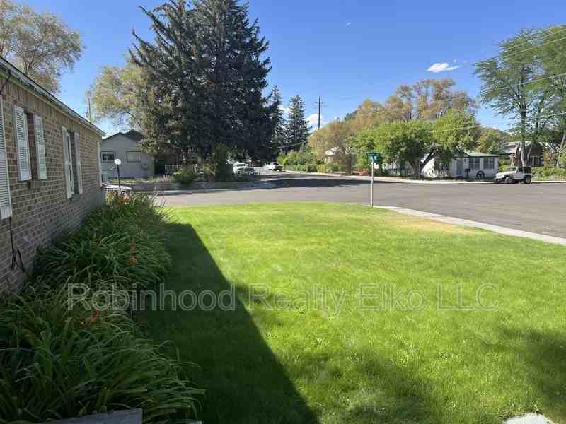 1183 3rd St - Photo 4 of 23