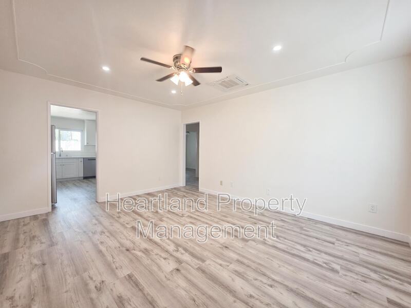 1484 Hemlock Ave - Photo 2 of 8