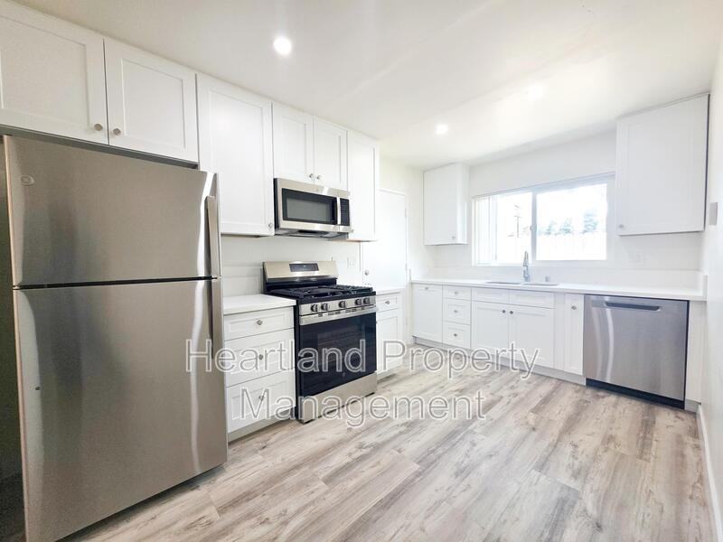 1484 Hemlock Ave - Photo 3 of 8