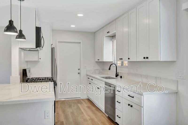 1243 Purdy St - Photo 3 of 30