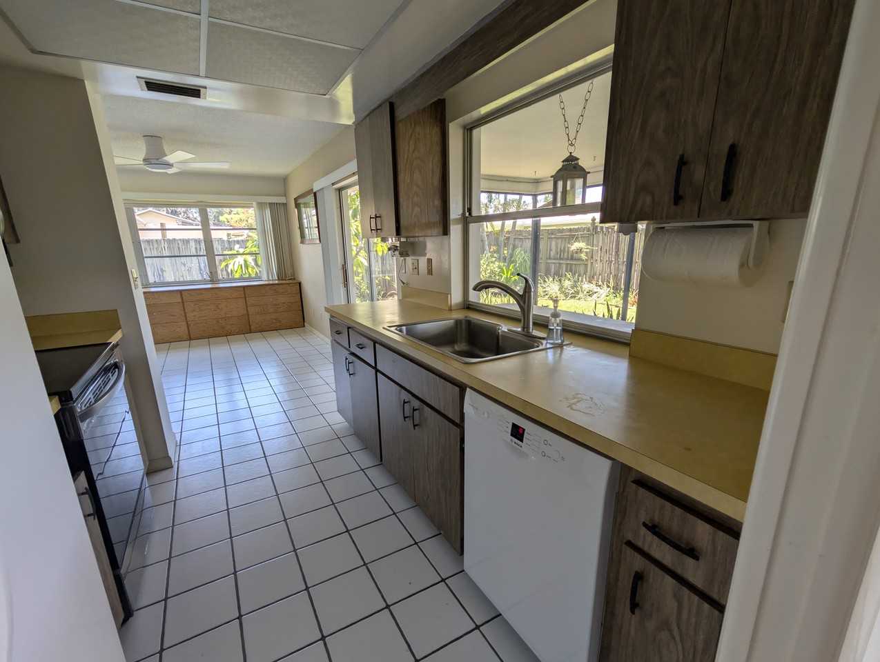 2559 Redwood Cir - Photo 2 of 12