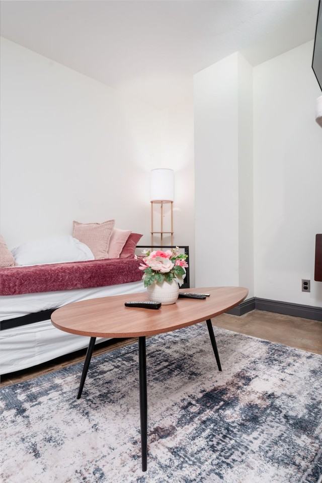 201 S Chaparral St #1268442P - Photo 2 of 31