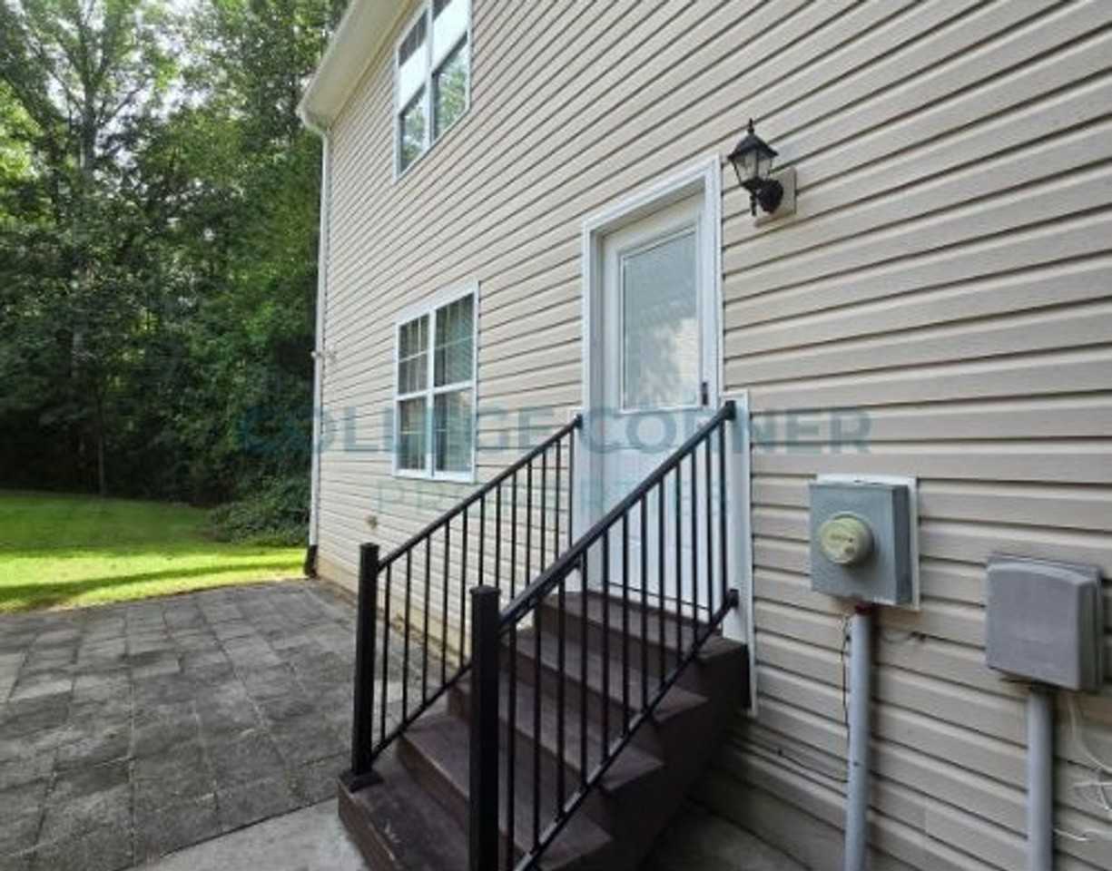 1048 Ranch Dr - Photo 3 of 21