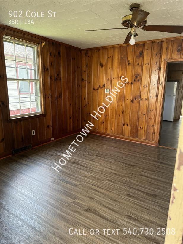 902 Cole St - Photo 3 of 8