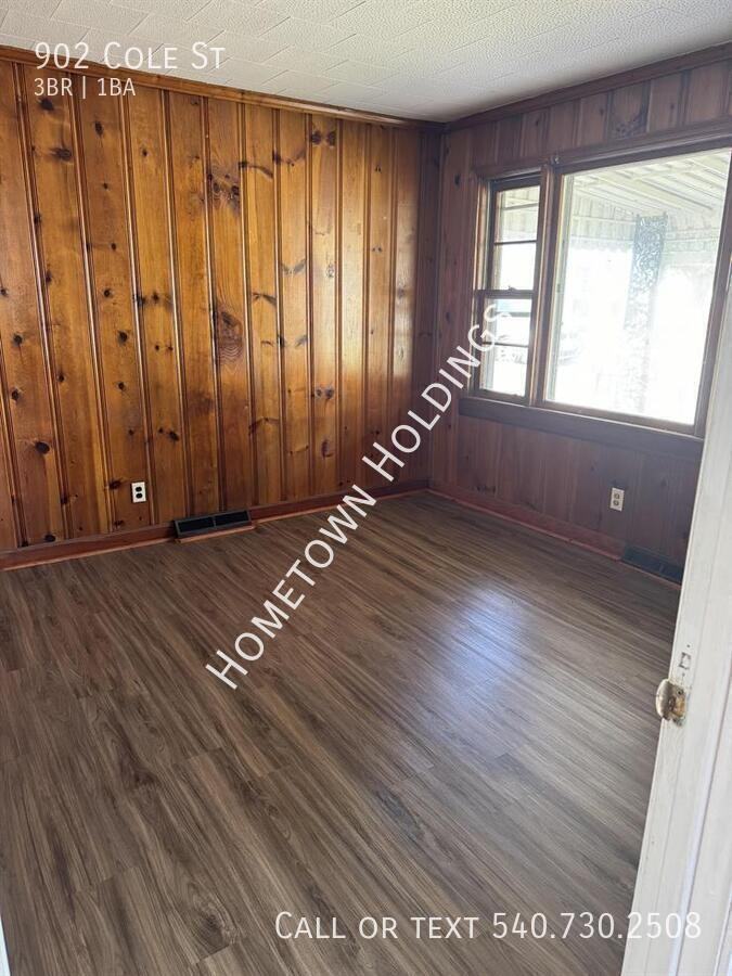 902 Cole St - Photo 4 of 8