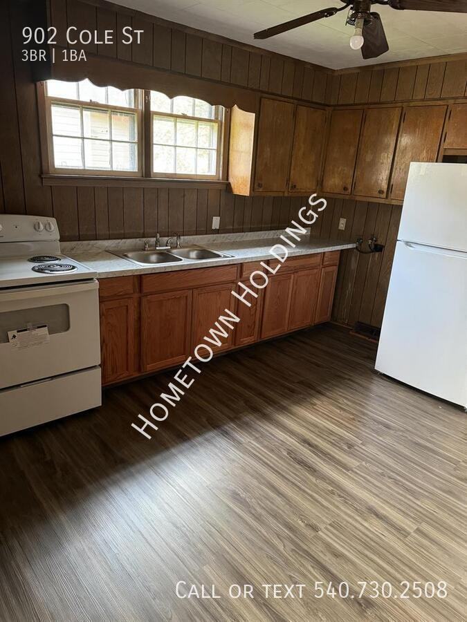 902 Cole St - Photo 5 of 8