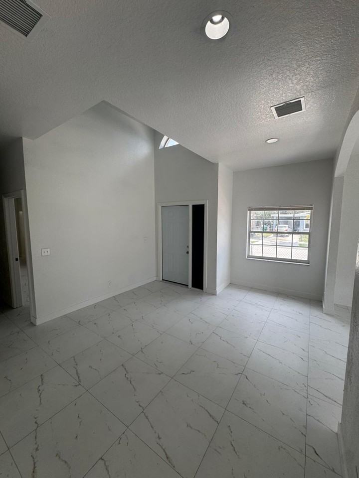 890 Nw 25th Ave #NA - Photo 6 of 33