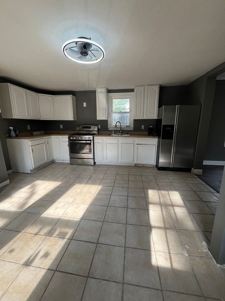 919 W 10th St - Photo 3 of 18