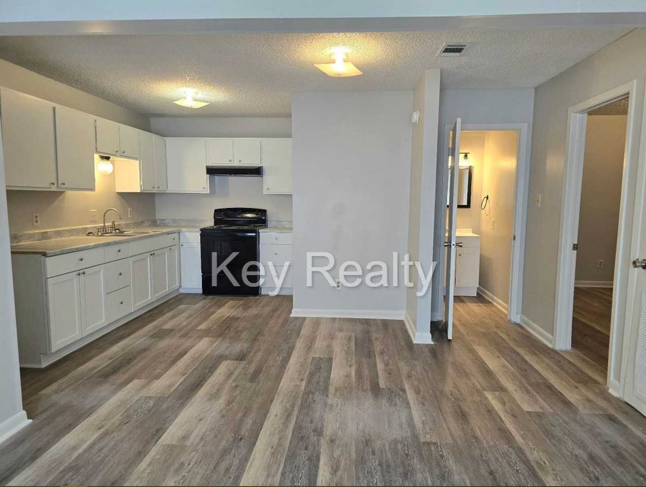 214 Lee St Apt B - Photo 2 of 6