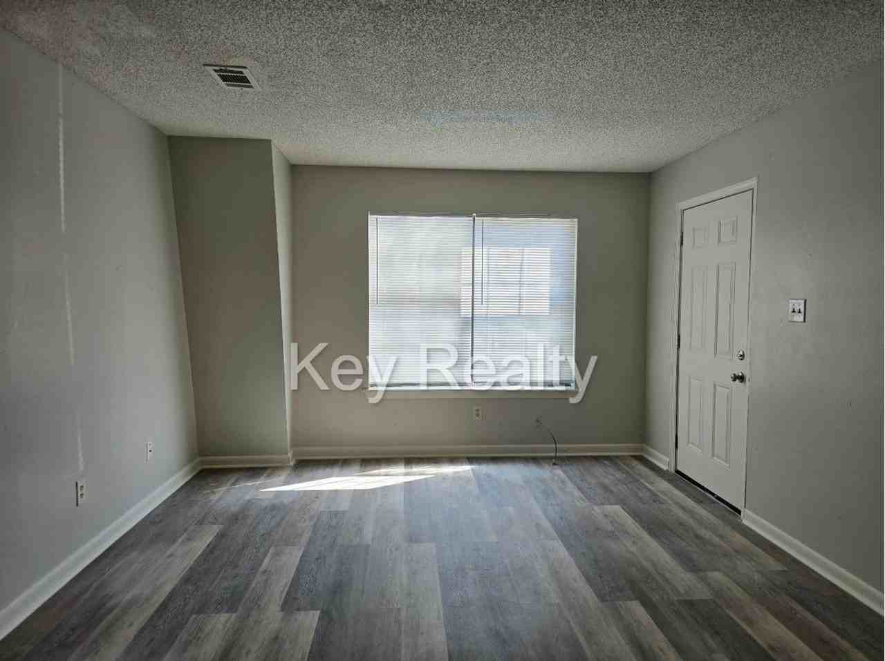 214 Lee St Apt B - Photo 3 of 6