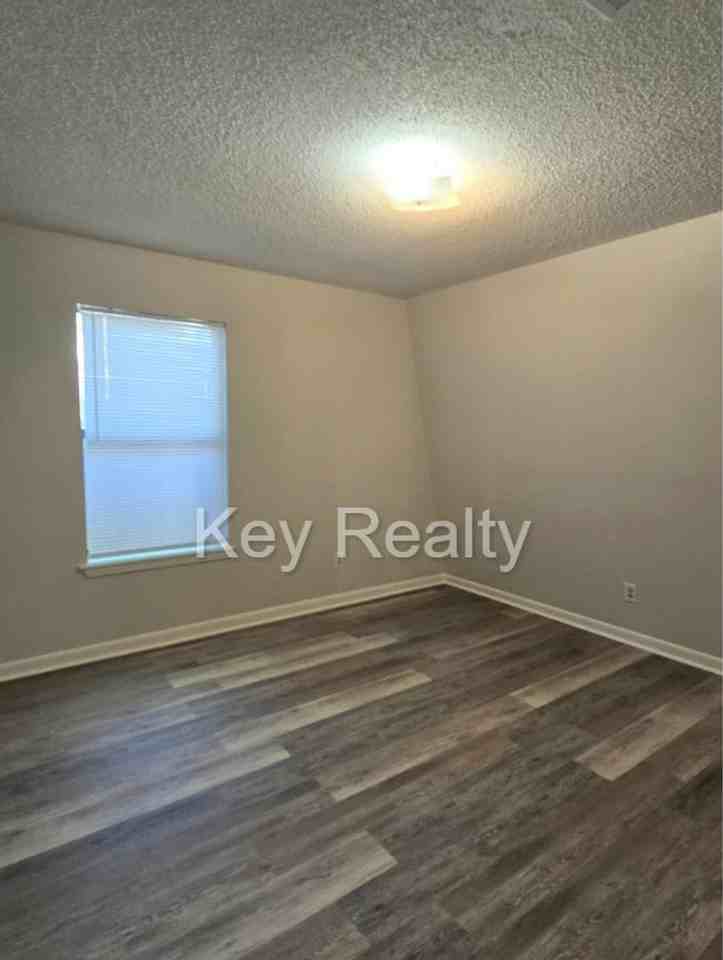 214 Lee St Apt B - Photo 4 of 6
