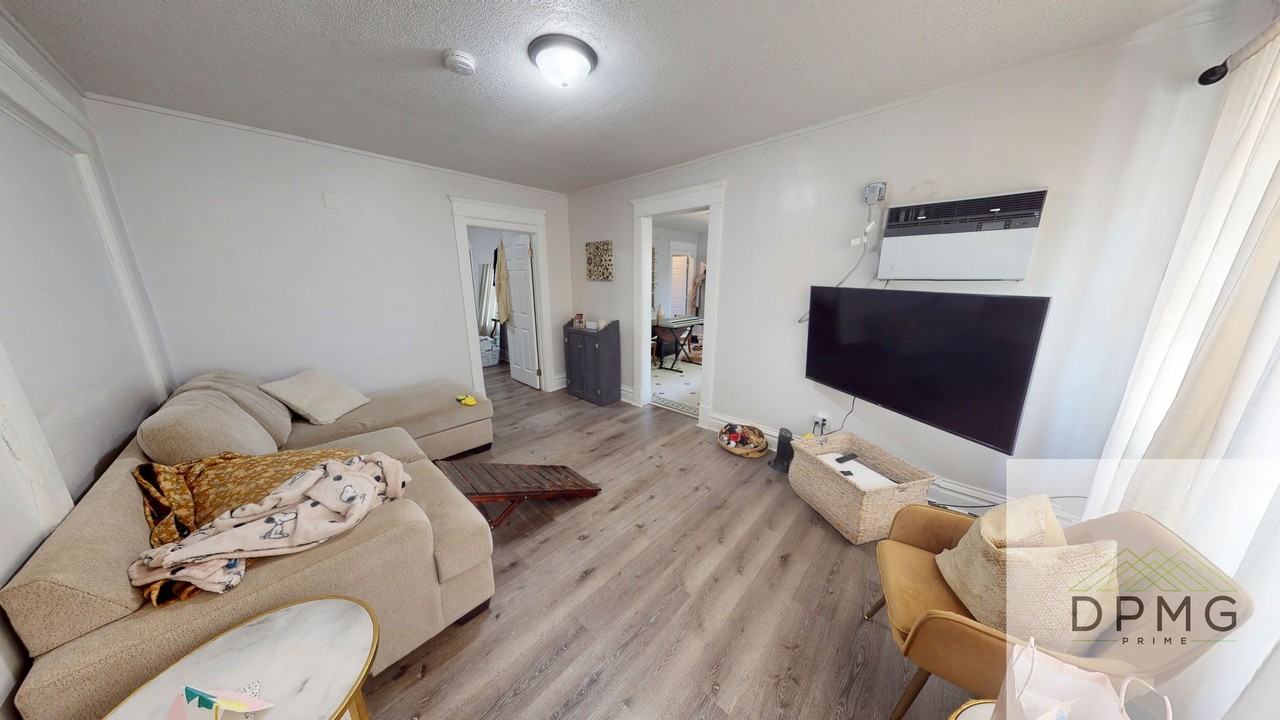 214 214 East Elm - 1 #1 - Photo 2 of 13