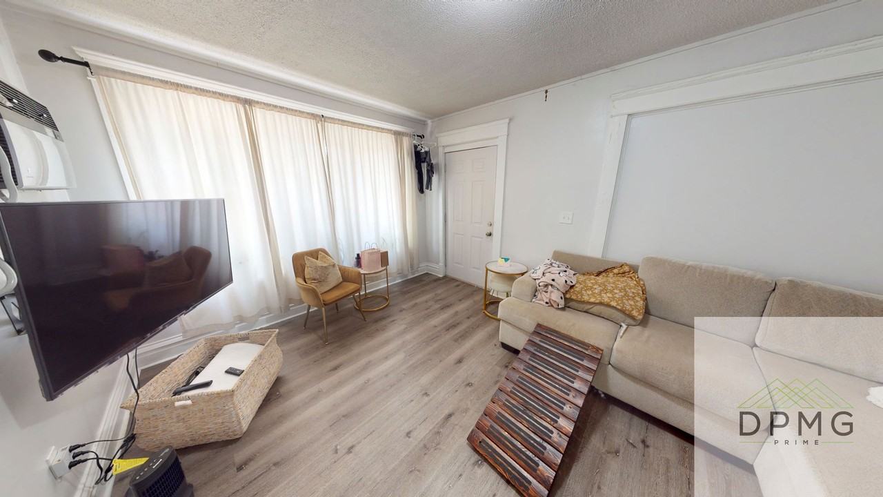 214 214 East Elm - 1 #1 - Photo 4 of 13