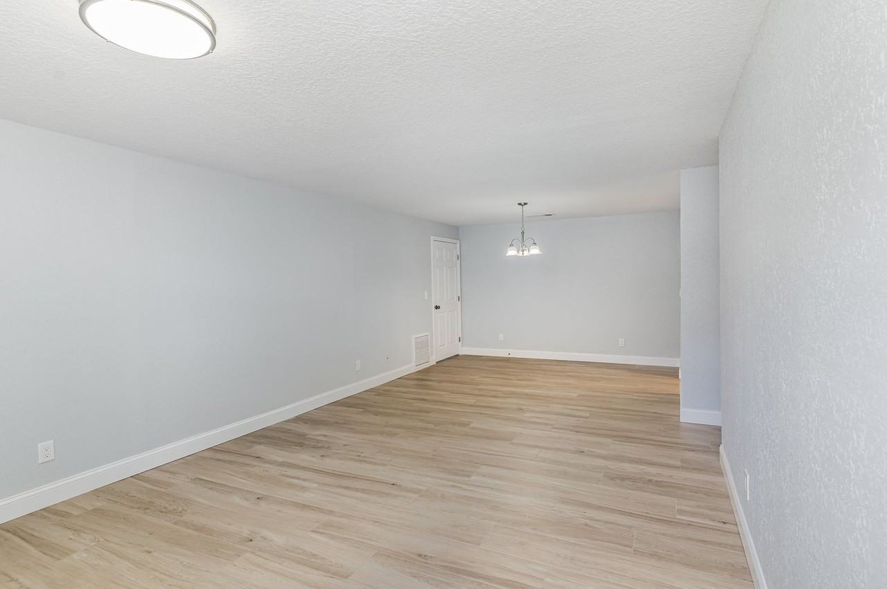 317 Sun Dial Ct - Photo 3 of 22