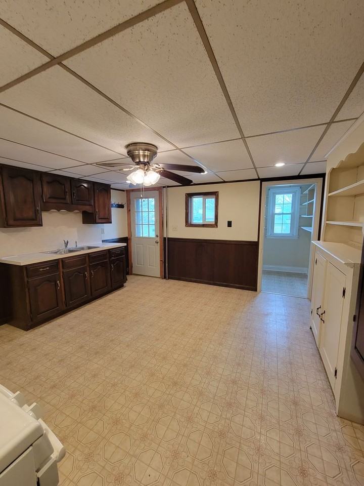 440 East Queen Street - Photo 4 of 32