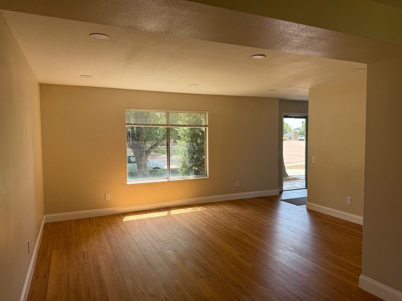 3140 Westcliff Dr W - Photo 3 of 27