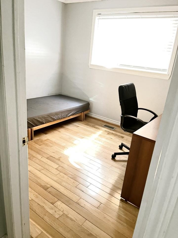 2392 Yeovil Road - Photo 3 of 13