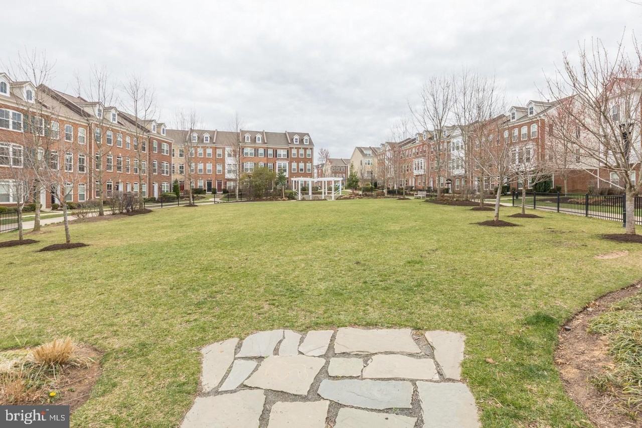 9427 Canonbury Sq - Photo 3 of 15