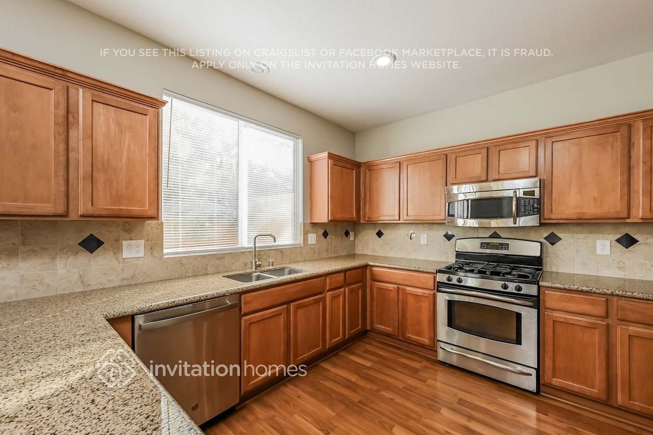 10422 Sky Gate St - Photo 3 of 16