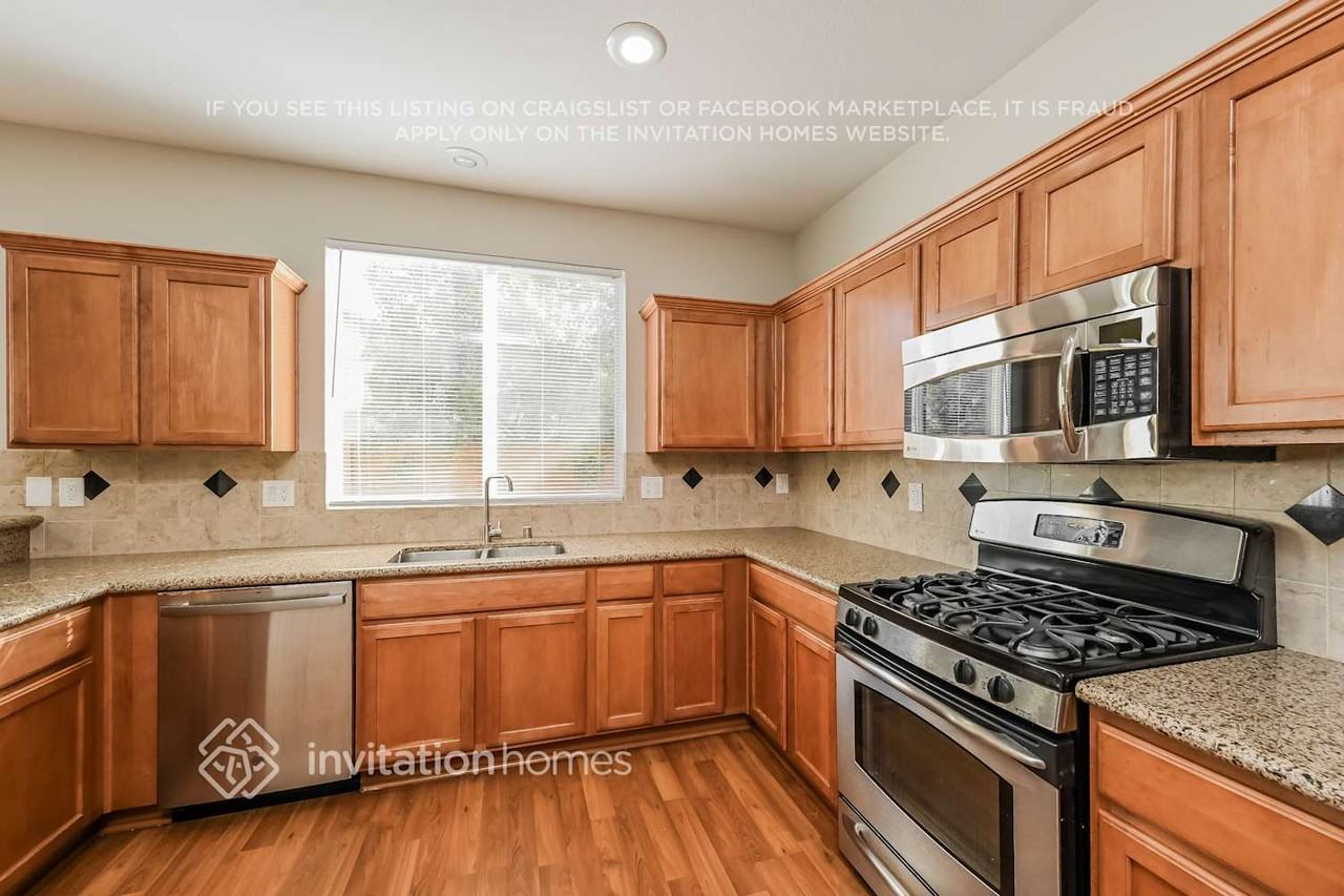 10422 Sky Gate St - Photo 4 of 16