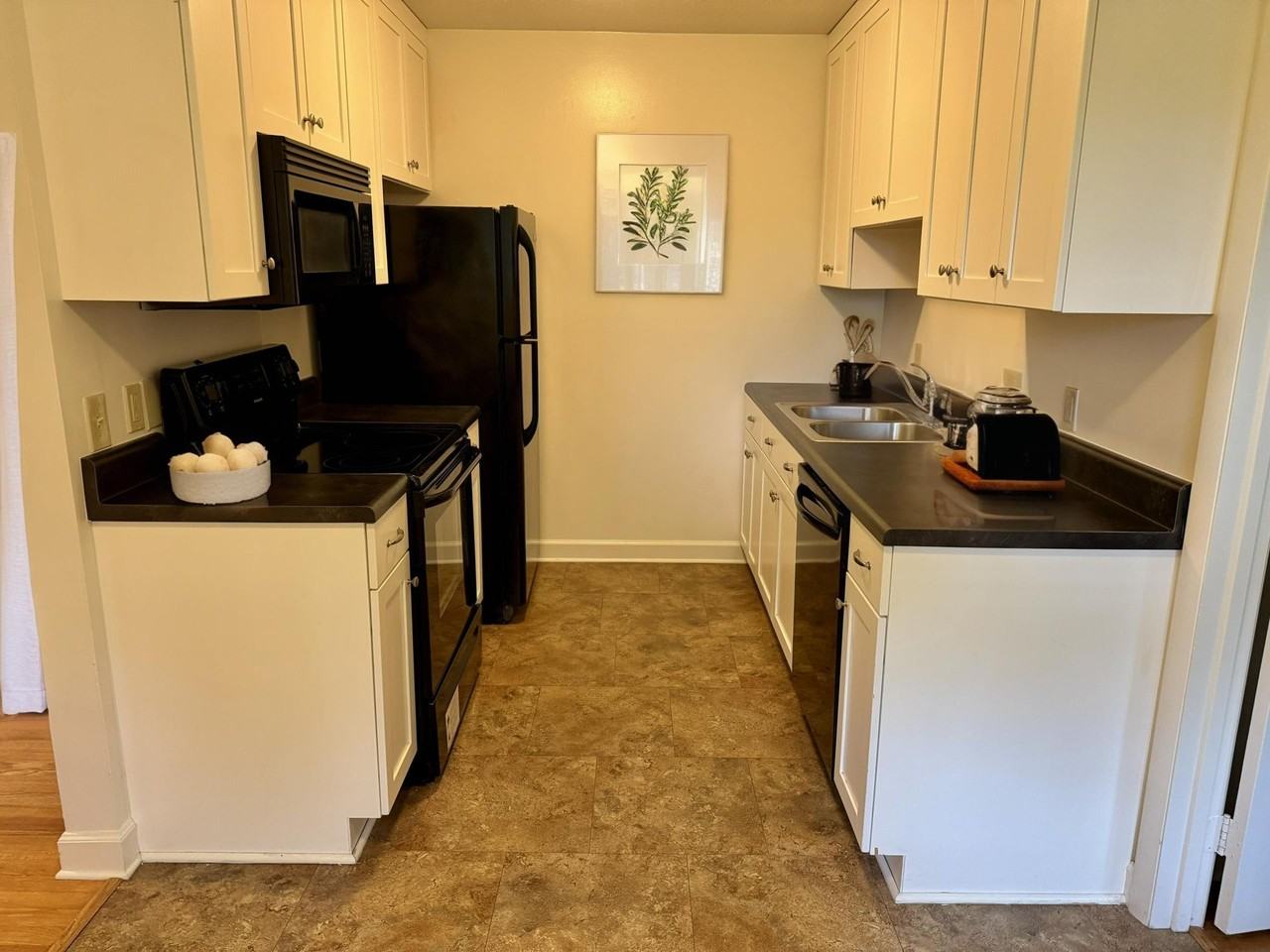 Renovated Apartment Close to VT - Photo 3 of 8