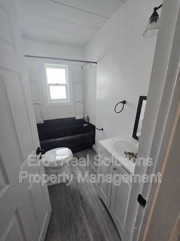 688 N James Rd - Photo 3 of 15