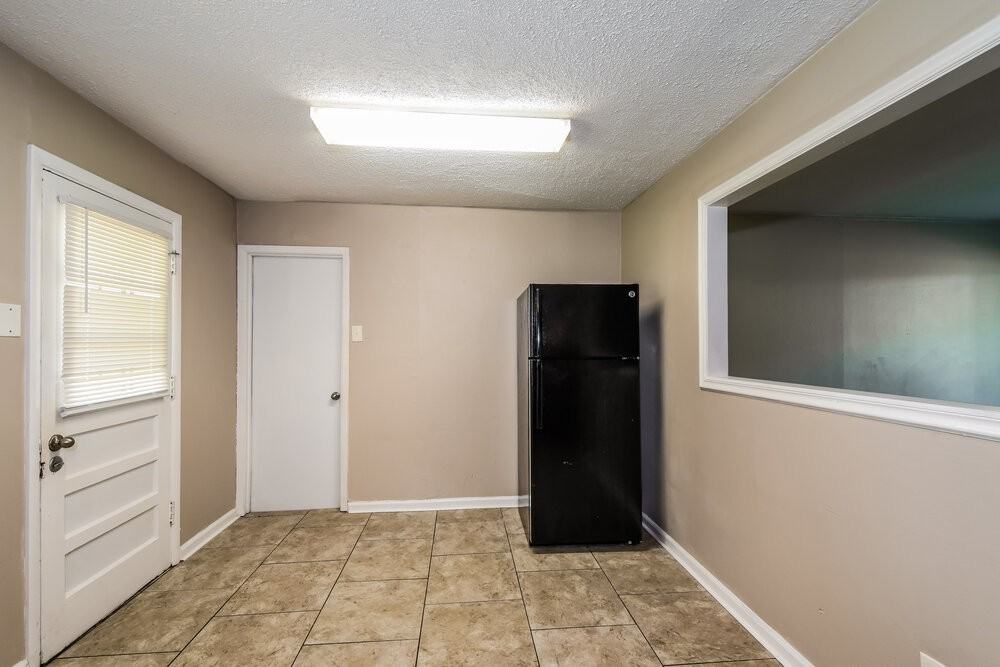 933 Lebon Dr - Photo 6 of 16