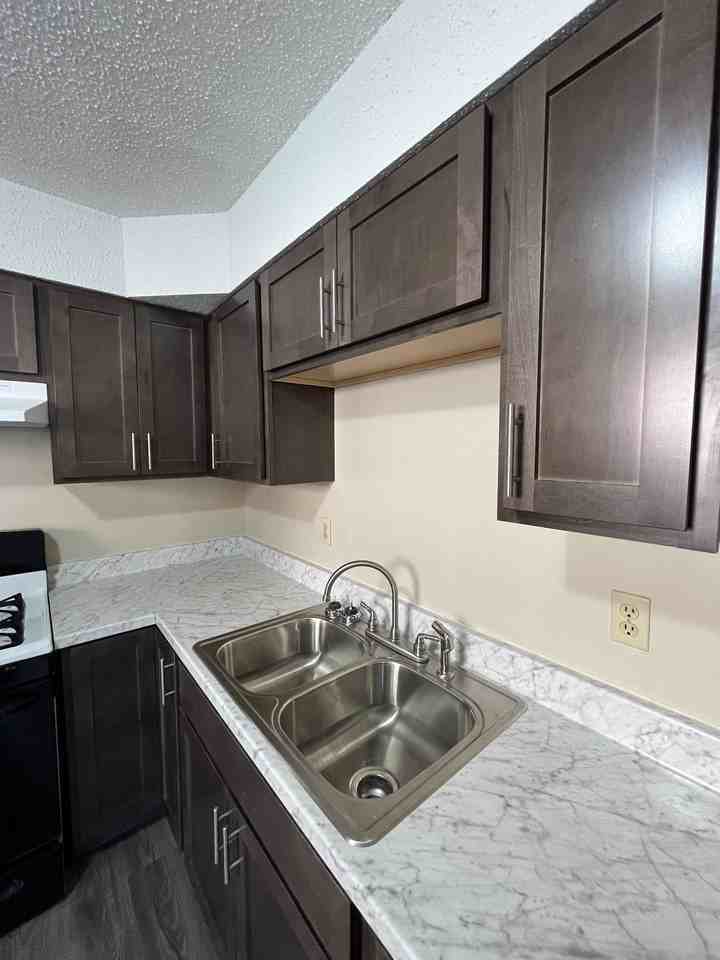 830 Cardinal Street - Photo 4 of 21