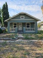featured image of 910 E 11th St