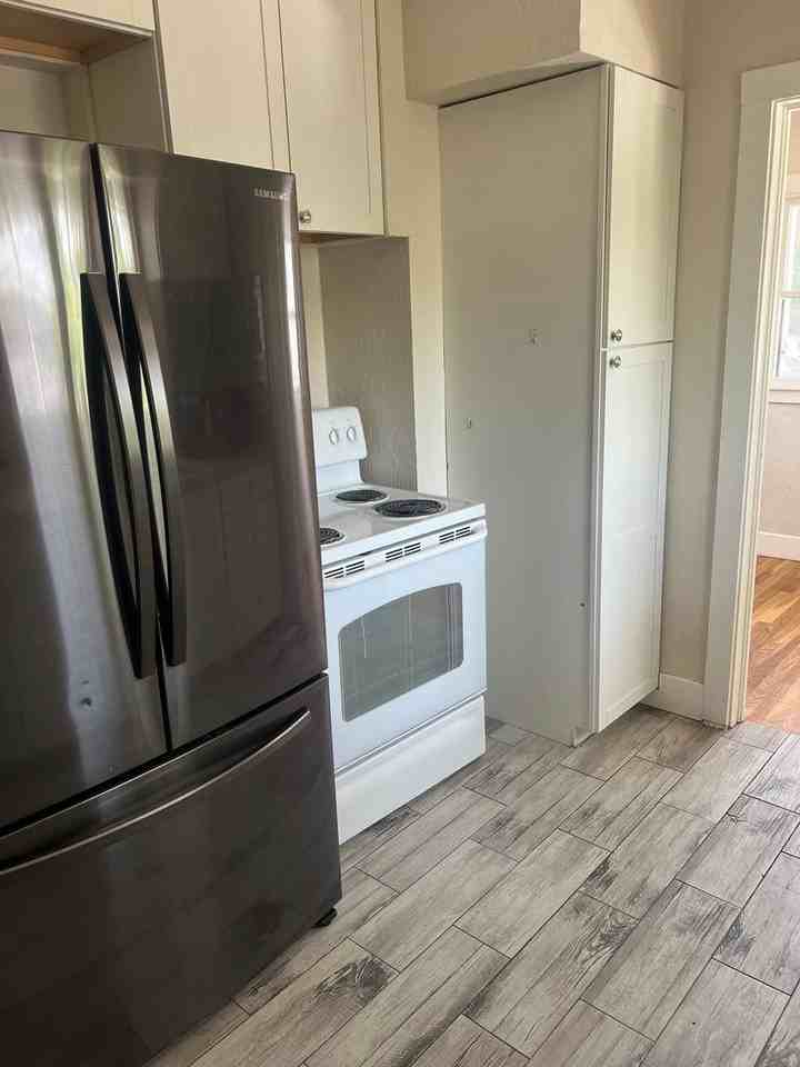 308 College Ct - Photo 5 of 38