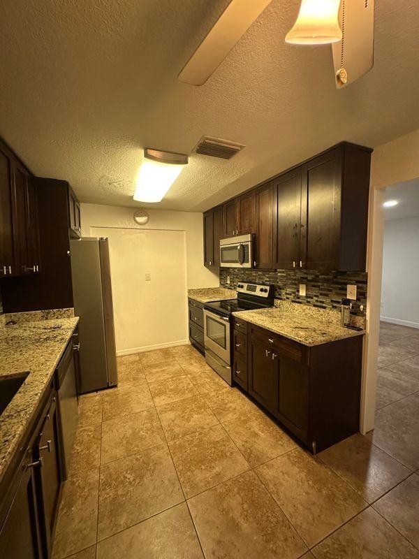 2308 Shelley St - Photo 3 of 9