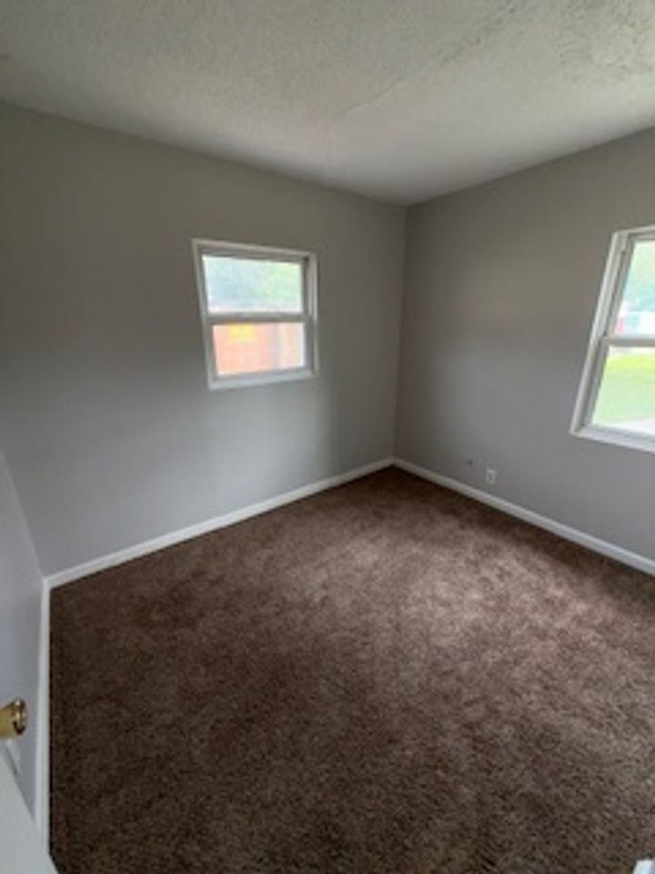 1605 Monroe Ave - Photo 4 of 9