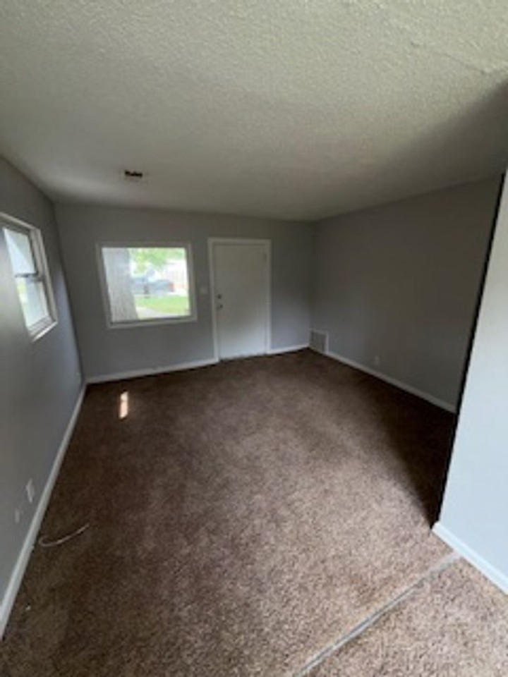 1605 Monroe Ave - Photo 6 of 9