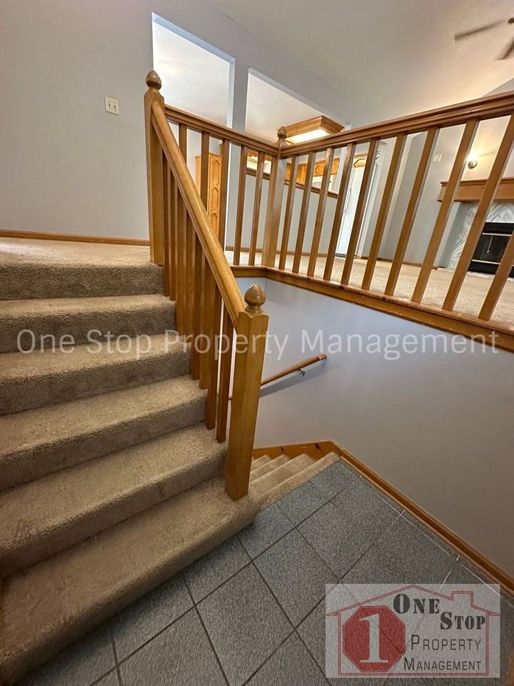 2433 Ne Bridgeport Dr - Photo 3 of 22