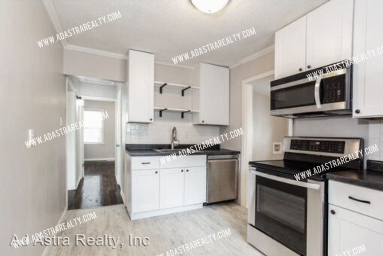 821 N Crysler Ave - Photo 4 of 23