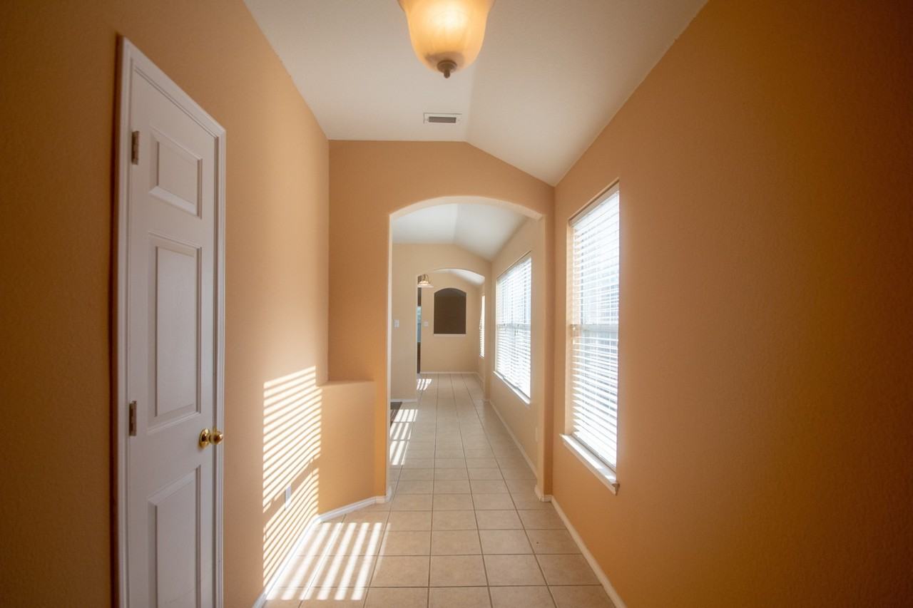 3725 Sapphire St - Photo 3 of 20