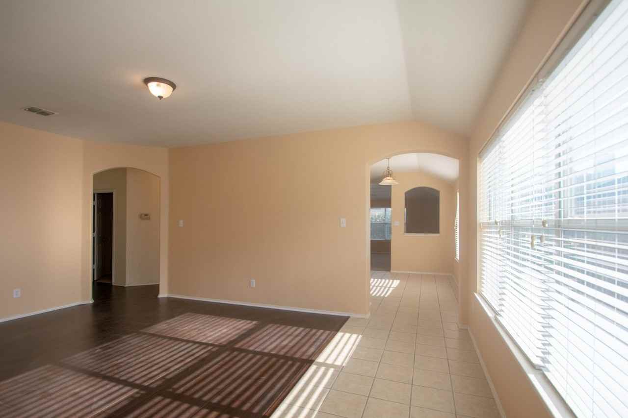 3725 Sapphire St - Photo 4 of 20
