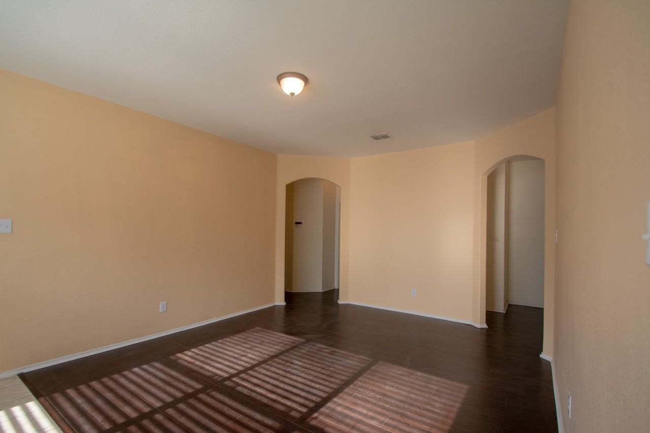 3725 Sapphire St - Photo 5 of 20