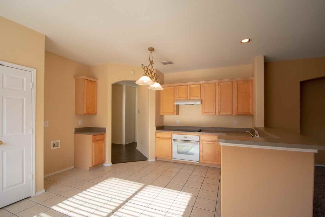 3725 Sapphire St - Photo 7 of 20