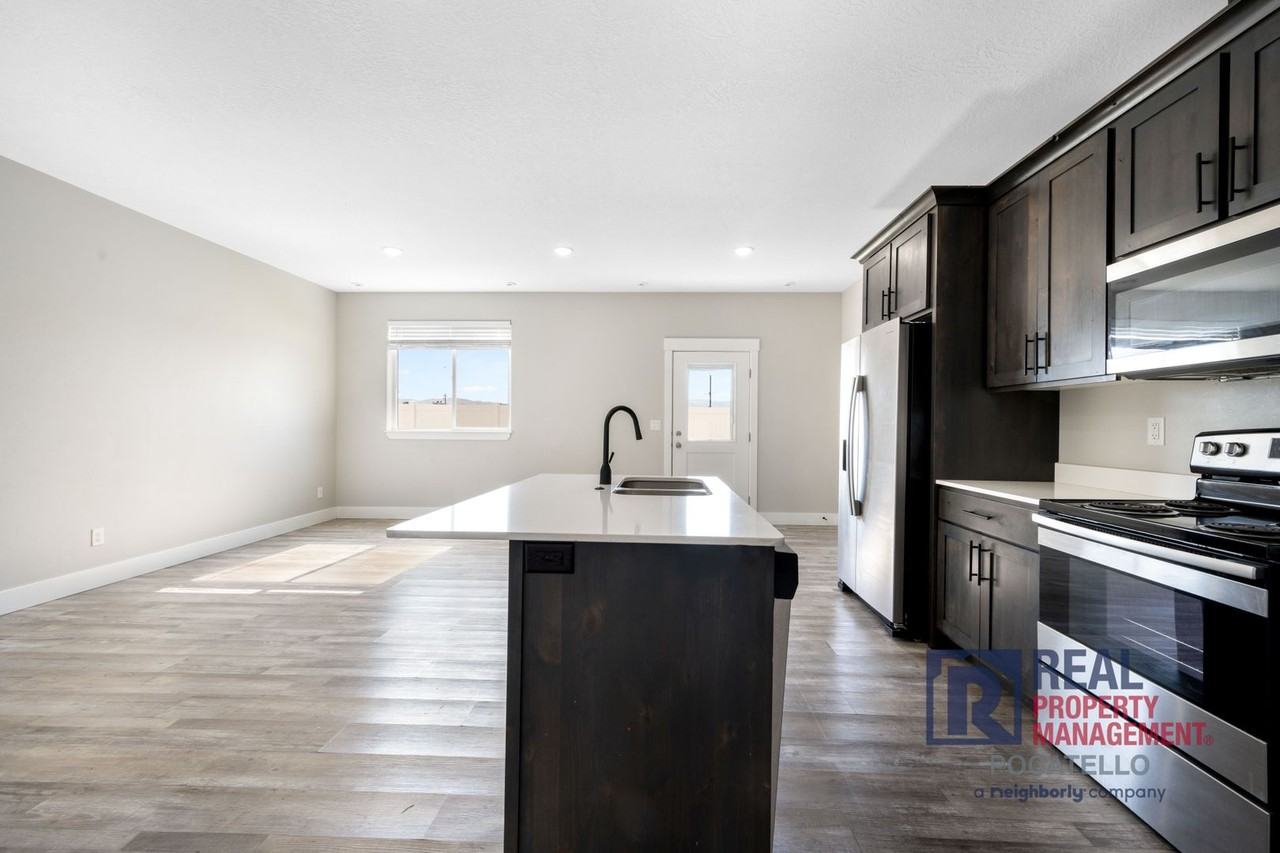 189 Park Lawn Dr #3 - Photo 5 of 14