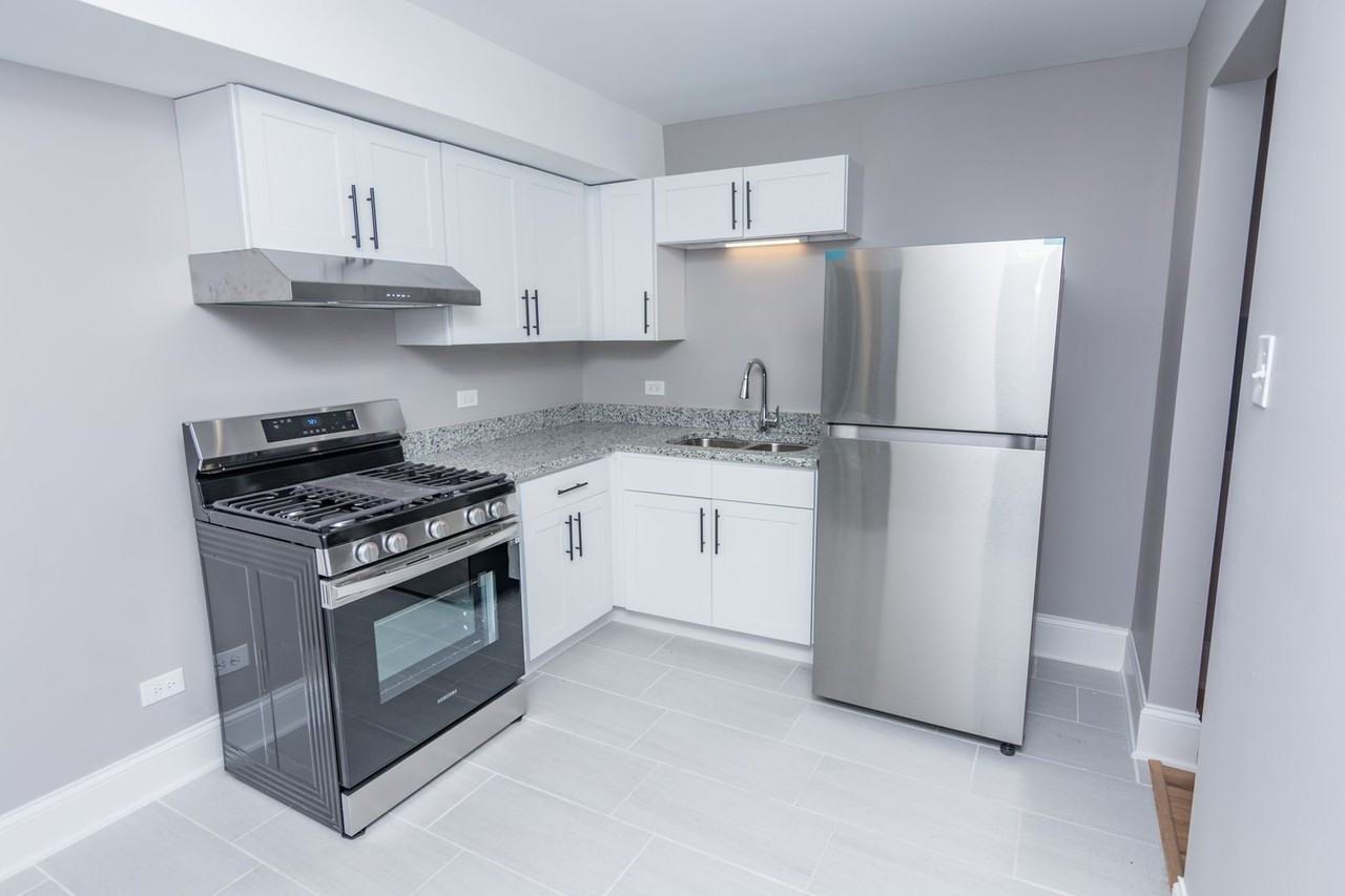 8215 S Ellis - Photo 2 of 17