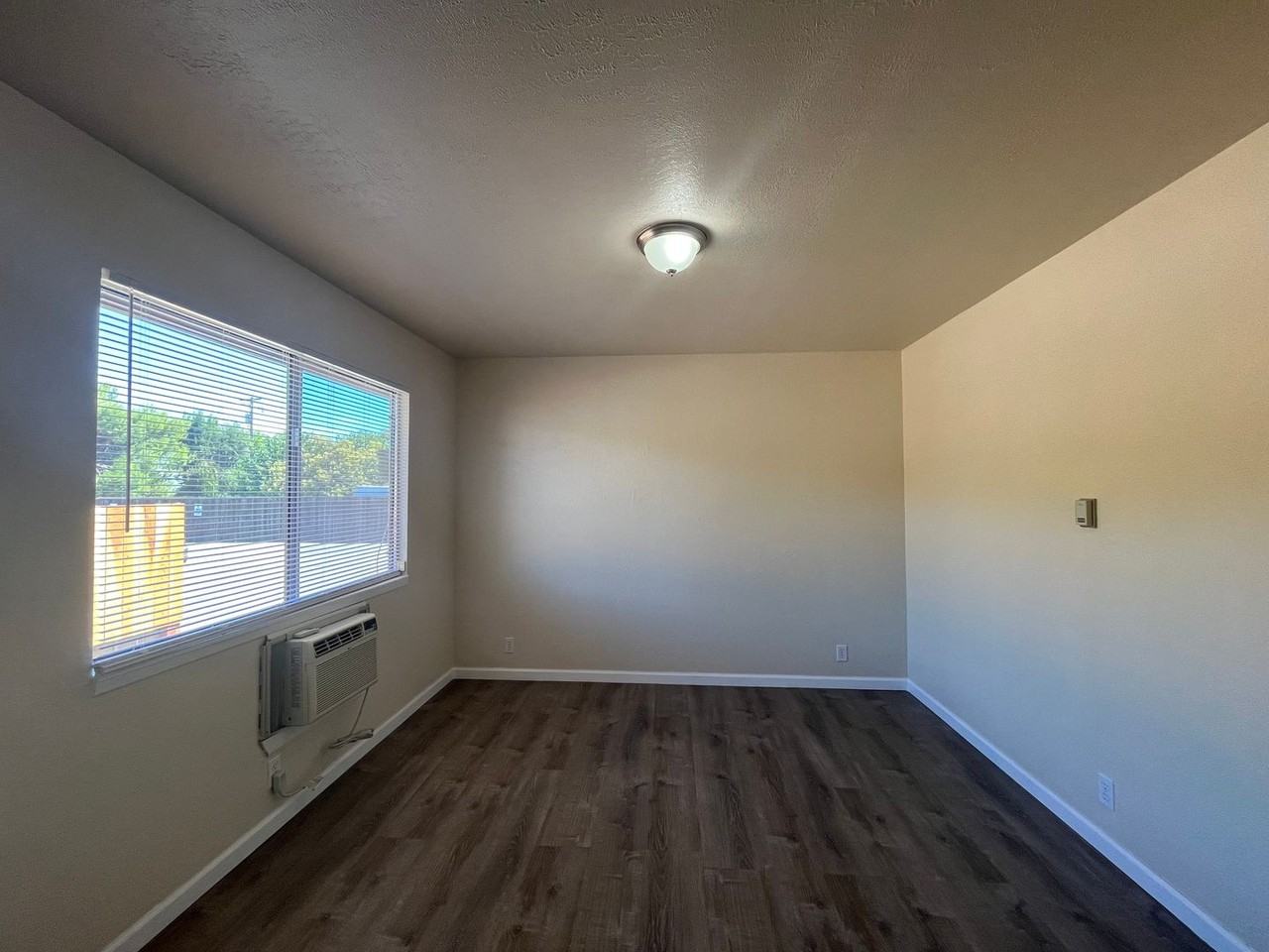 3243 Oak St - Photo 2 of 11