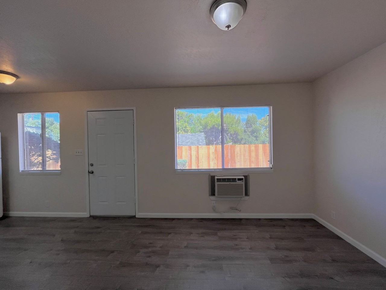 3243 Oak St - Photo 3 of 11