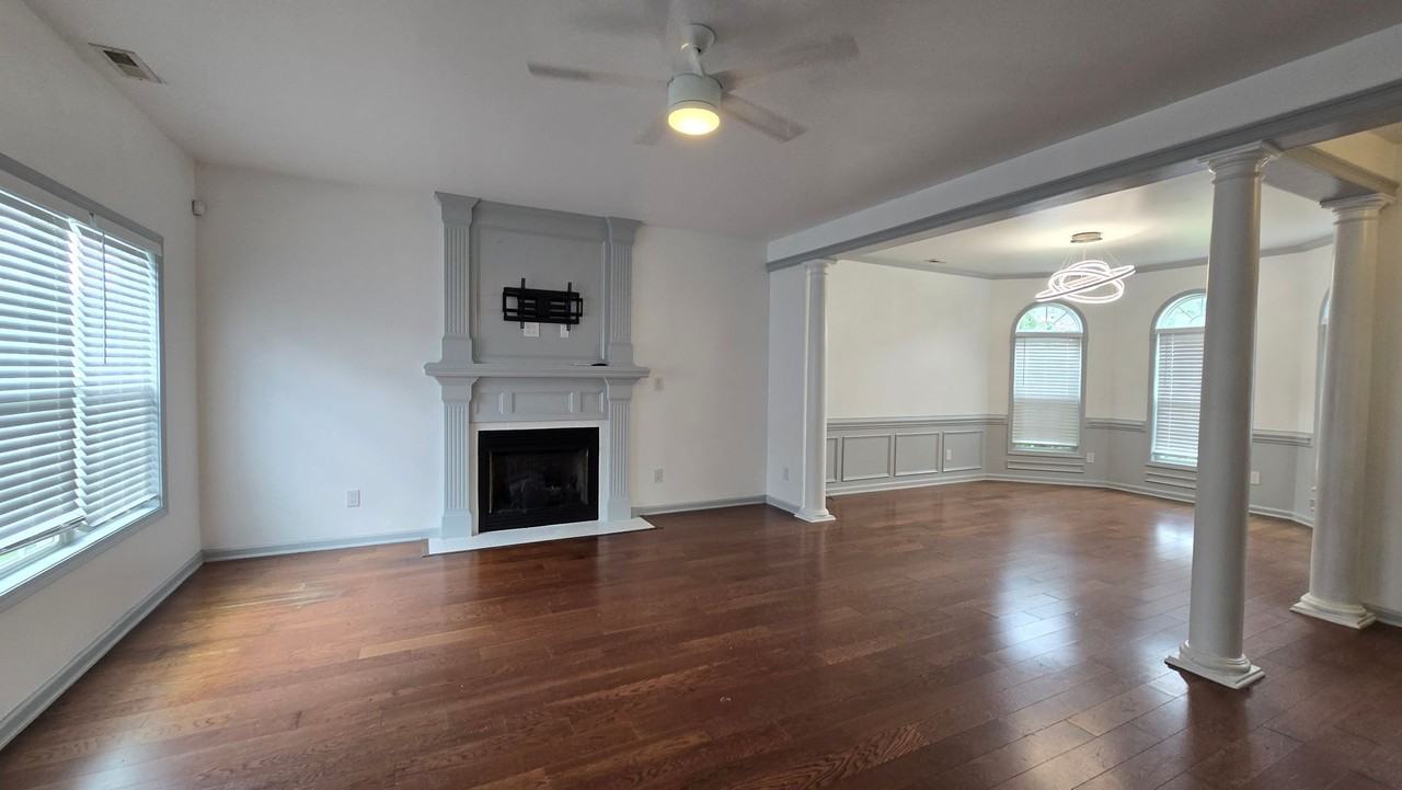2913 Schonner Ct - Photo 3 of 30