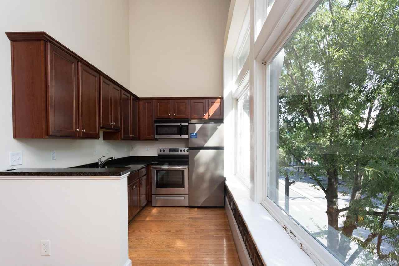 323 W Broad St - Photo 4 of 11