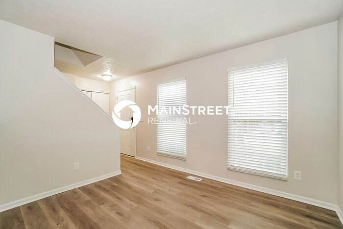 6582 Cloverlawn Cir - Photo 3 of 19